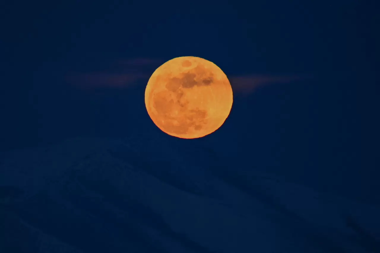 Edremit'te karlı dağın ardındaki dolunay göz kamaştırdı 4