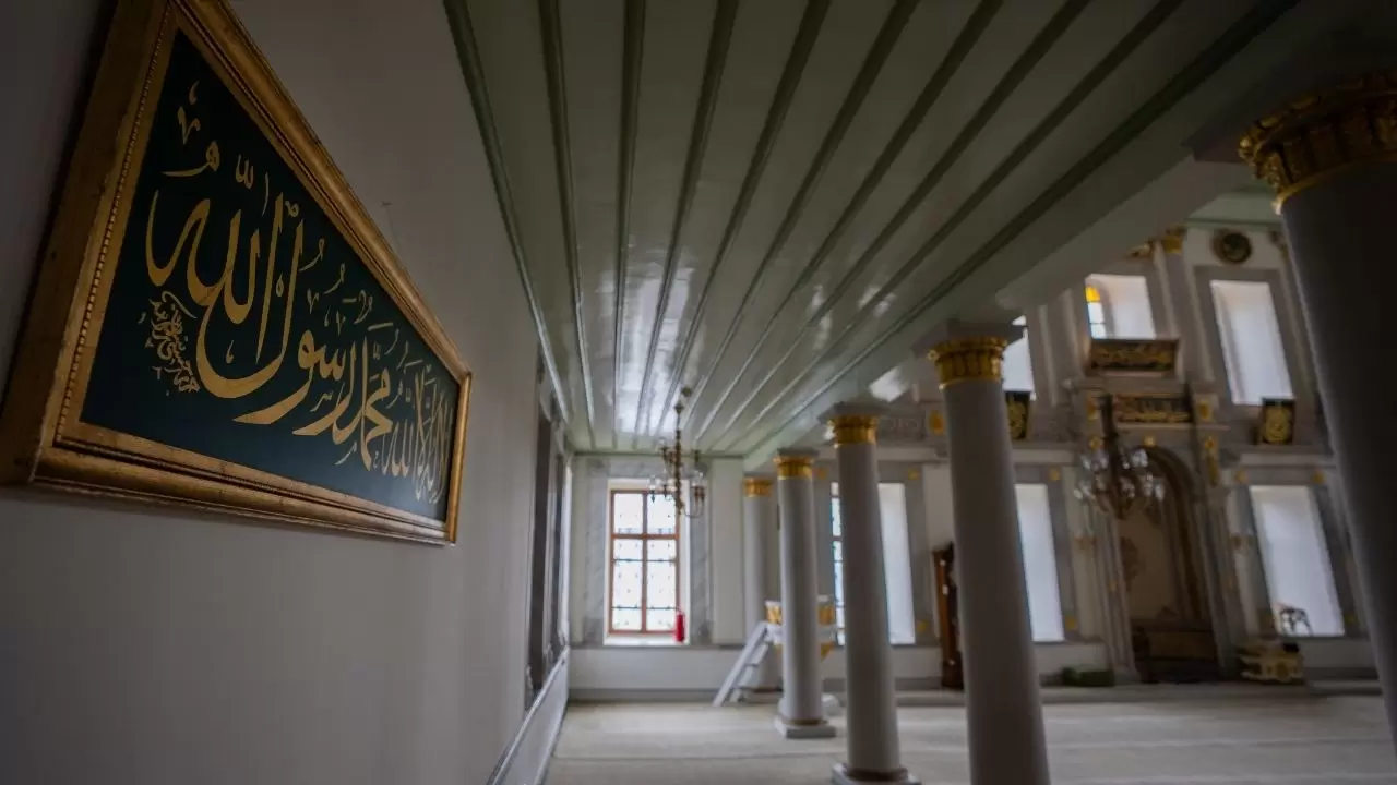 Boğaz’ın sahil sarayı gibi yükselen ibadetgahı 18