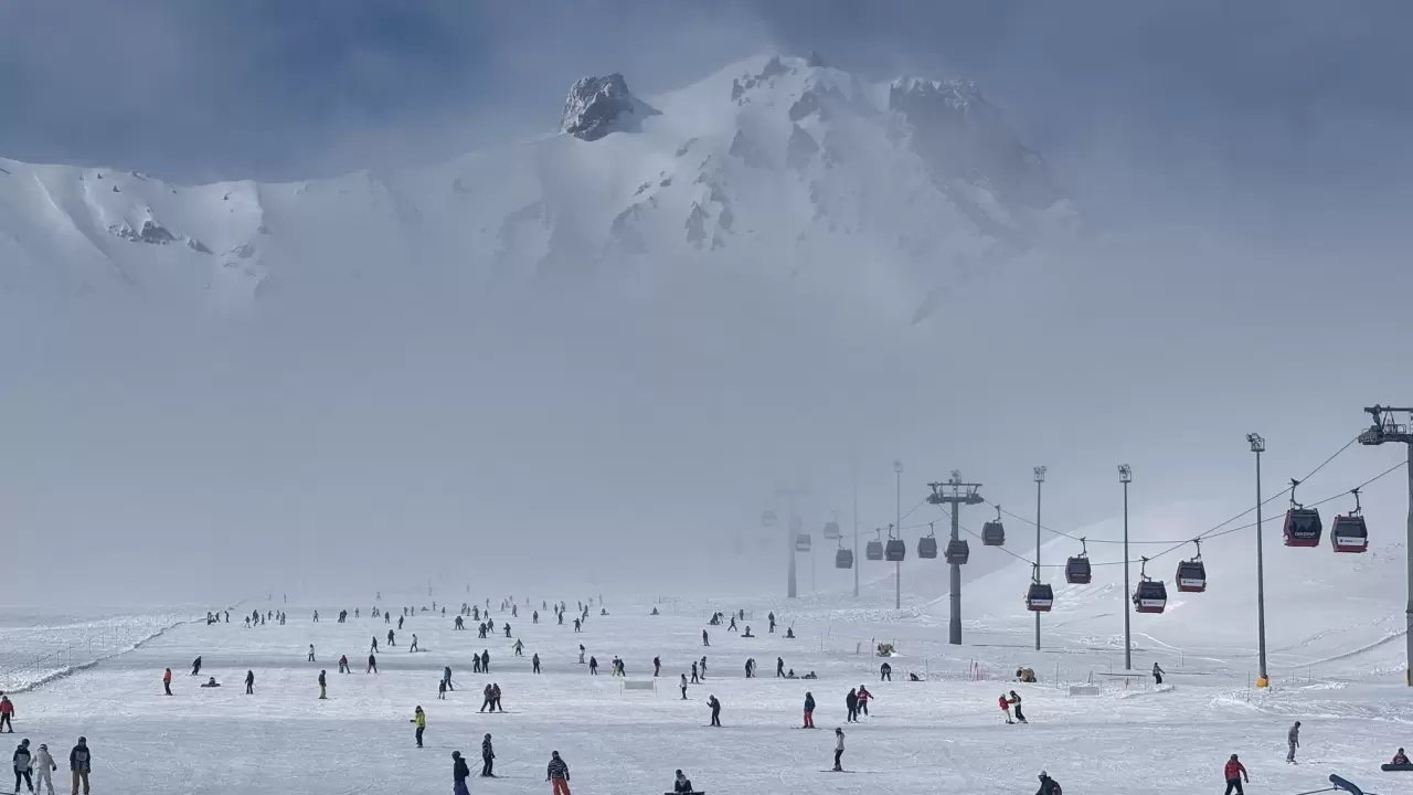 Erciyes Kayak Merkezi'nde sezon tam gaz devam ediyor: Kayakseverler pistleri doldurdu! 6