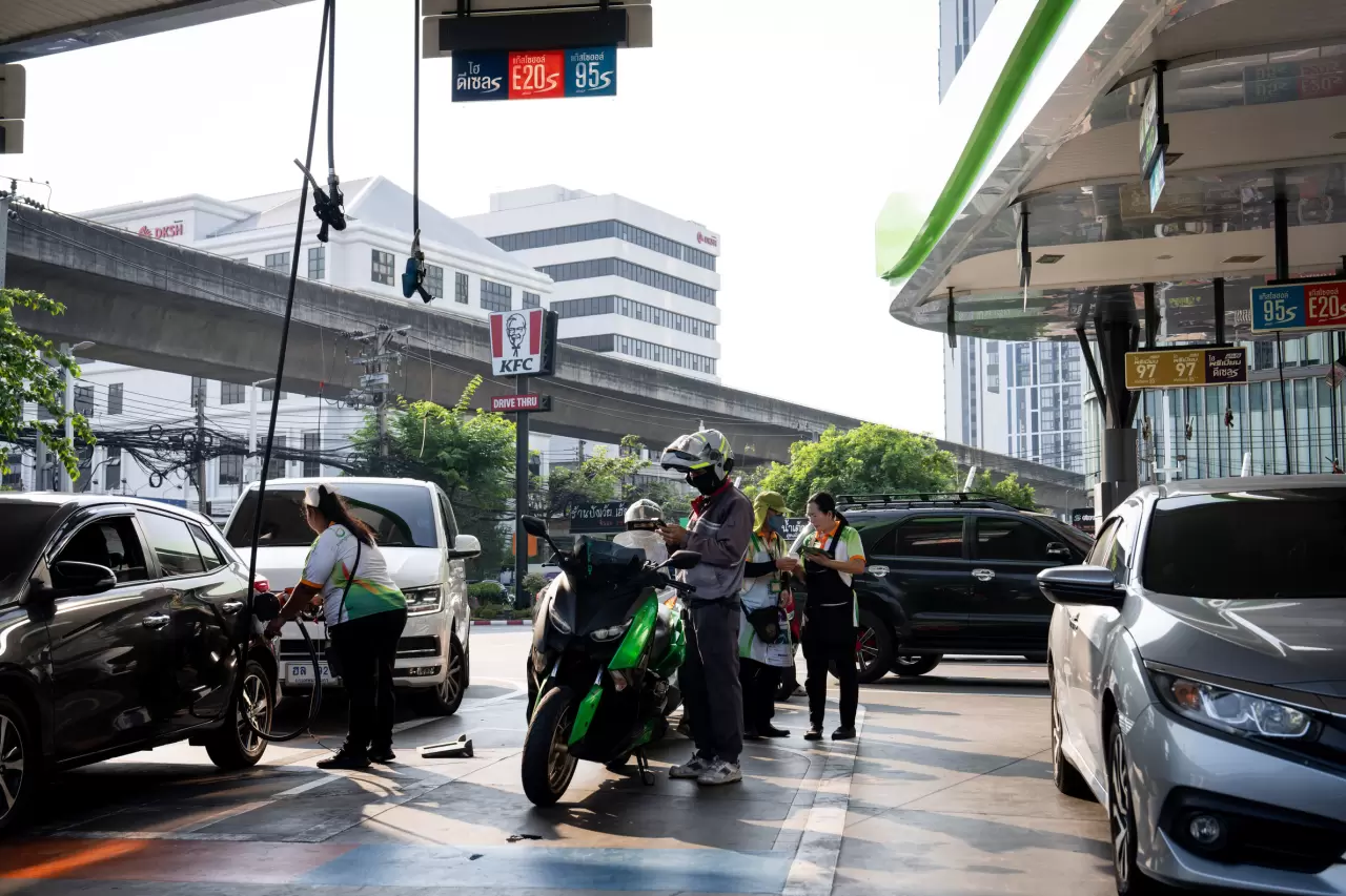 Akaryakıt fiyatları o ülkede bir gecede fırladı: İstasyonlarda kuyruklar oluştu! 5