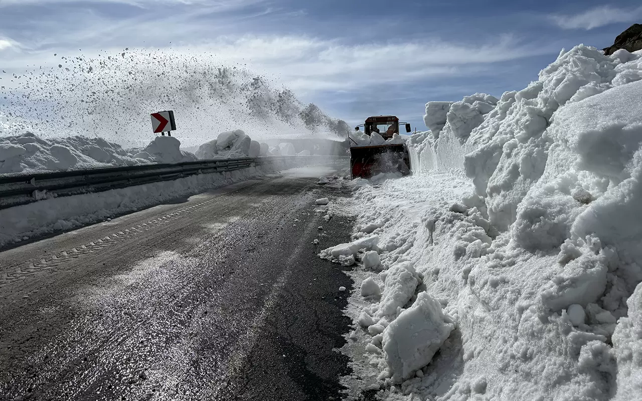 Kar nedeniyle 3,5 aydır kapalı olan Bülbülan Geçidi’nde yoğun çalışma 7