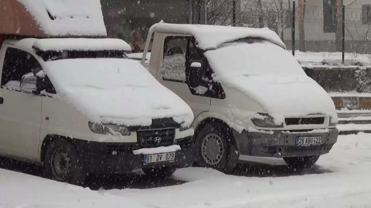 Köy yolları kar nedeniyle ulaşıma kapandı 1