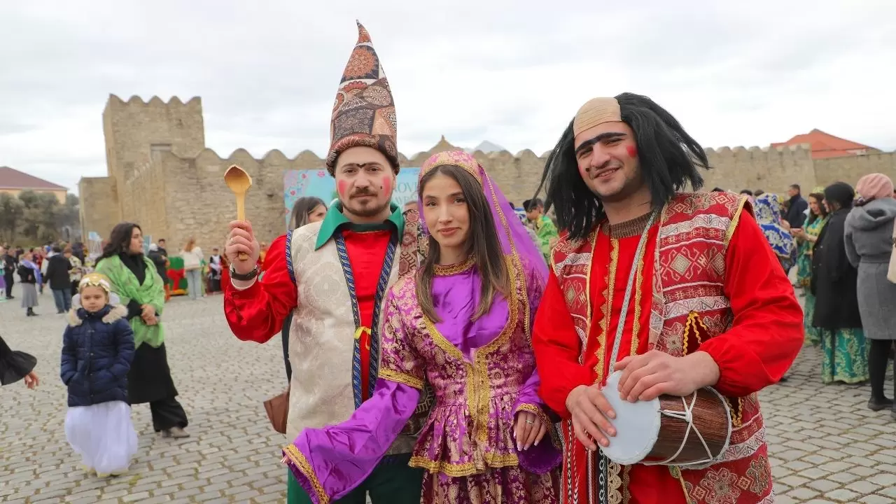 Azerbaycan’da Nevruz coşkusu tarihi Ateşgah’tan yükseldi! 6