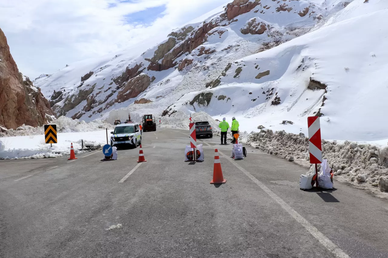 Kar 10 metreyi buldu! Ekipler Van-Hakkari yolunu açtı 1