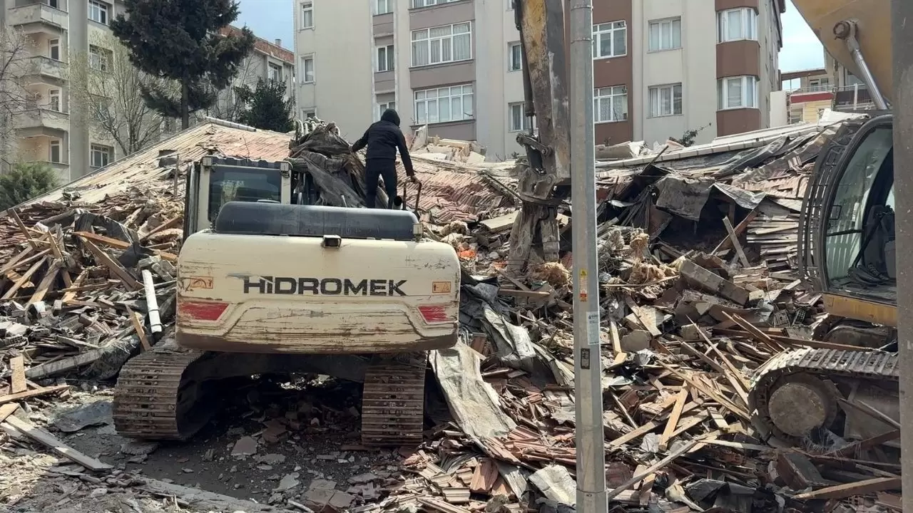 Yıkım sırasında bina çöktü, iş makinesi enkaz altında kaldı! 4
