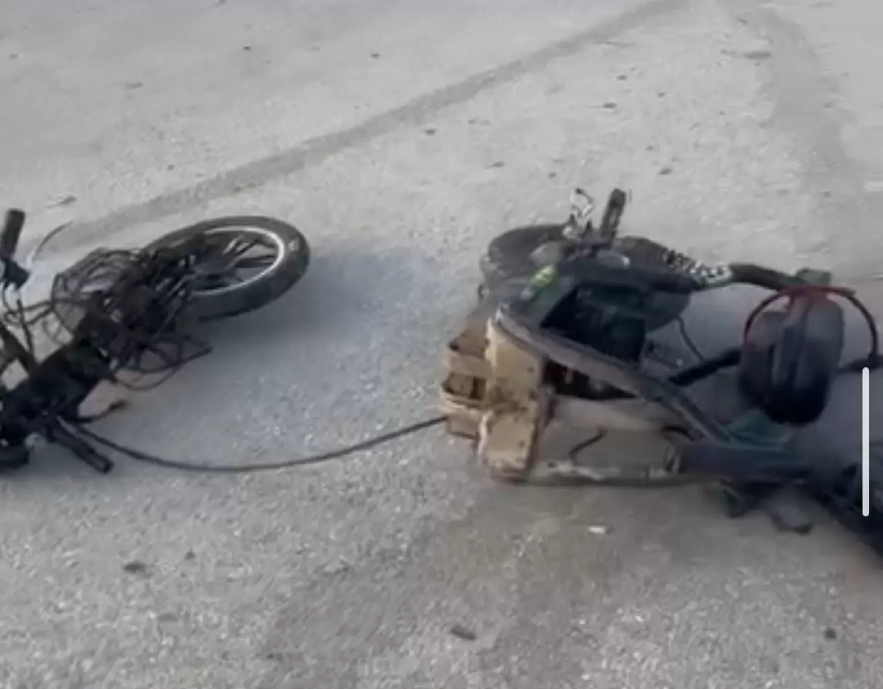 Dehşet anı kamerada! Adana'da otomobil çarpan elektrikli bisiklet ikiye bölündü 1