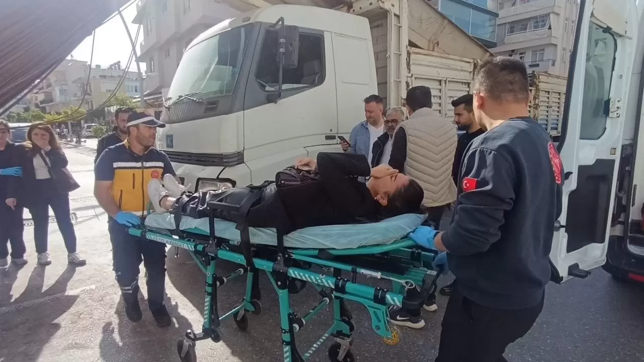 Manavgat’ta inanılmaz kaza: İnşaat demirleri otomobilin camından içeri girdi! 13