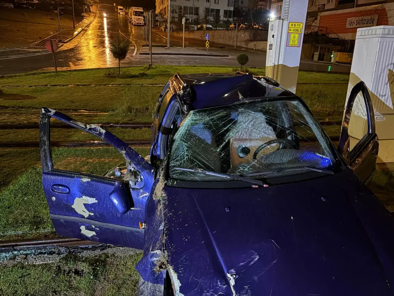 Talas’ta otomobil tramvay hattına uçtu 1
