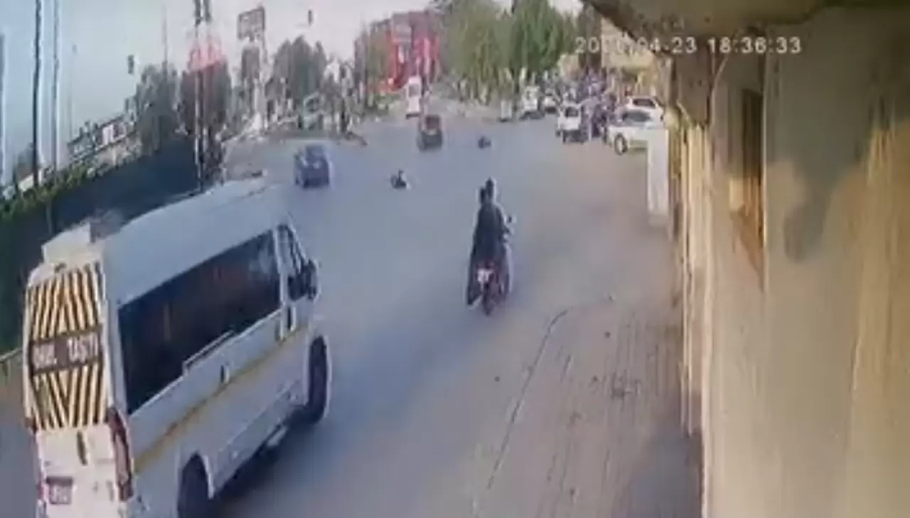 Dehşet anı kamerada! Adana'da otomobil çarpan elektrikli bisiklet ikiye bölündü 2