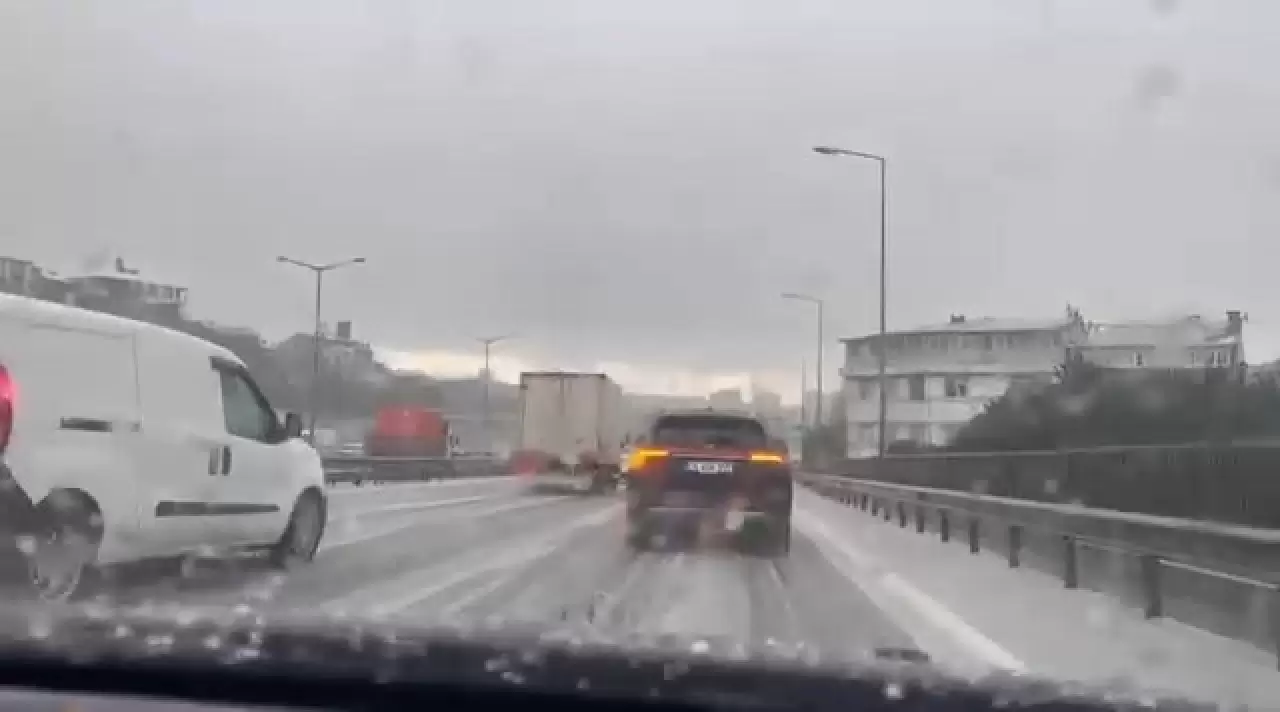 İstanbul'u şiddetli dolu vurdu! Trafik durma noktasına geldi 1