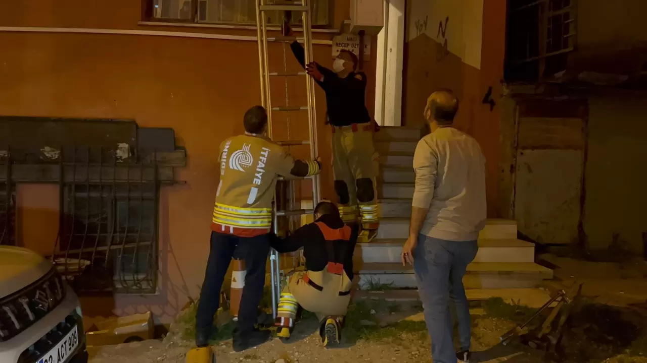 Edirne’de apartman dairesinden yayılan koku acı gerçeği ortaya çıkardı: Yaşlı adam evinde ölü bulundu! 3