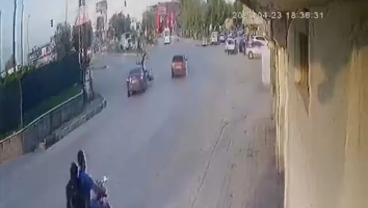 Dehşet anı kamerada! Adana'da otomobil çarpan elektrikli bisiklet ikiye bölündü 4