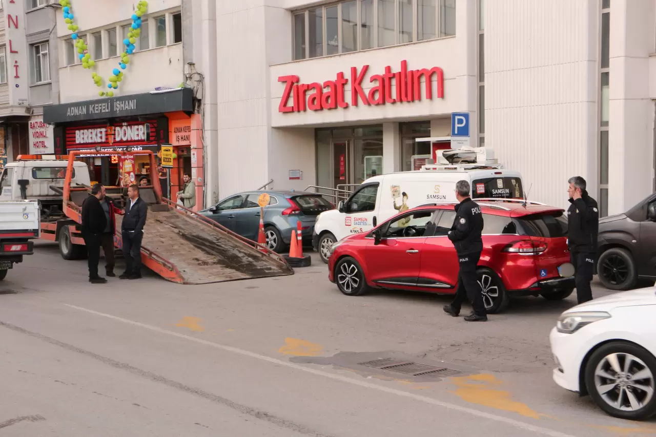 Samsun’da korsan taksi denetiminde film gibi anlar! Engelli sürücü aracı vermemek için polisi saatlerce uğraştırdı! 1