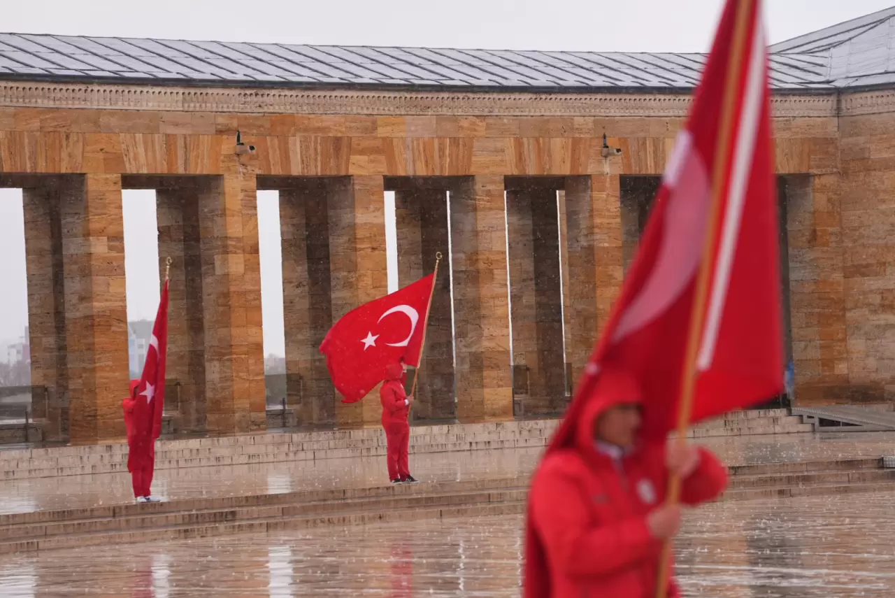 Bakan Tekin ve öğrenciler Ata’nın huzurunda: 'Köklerinden güç alan nesiller yetiştireceğiz' 8