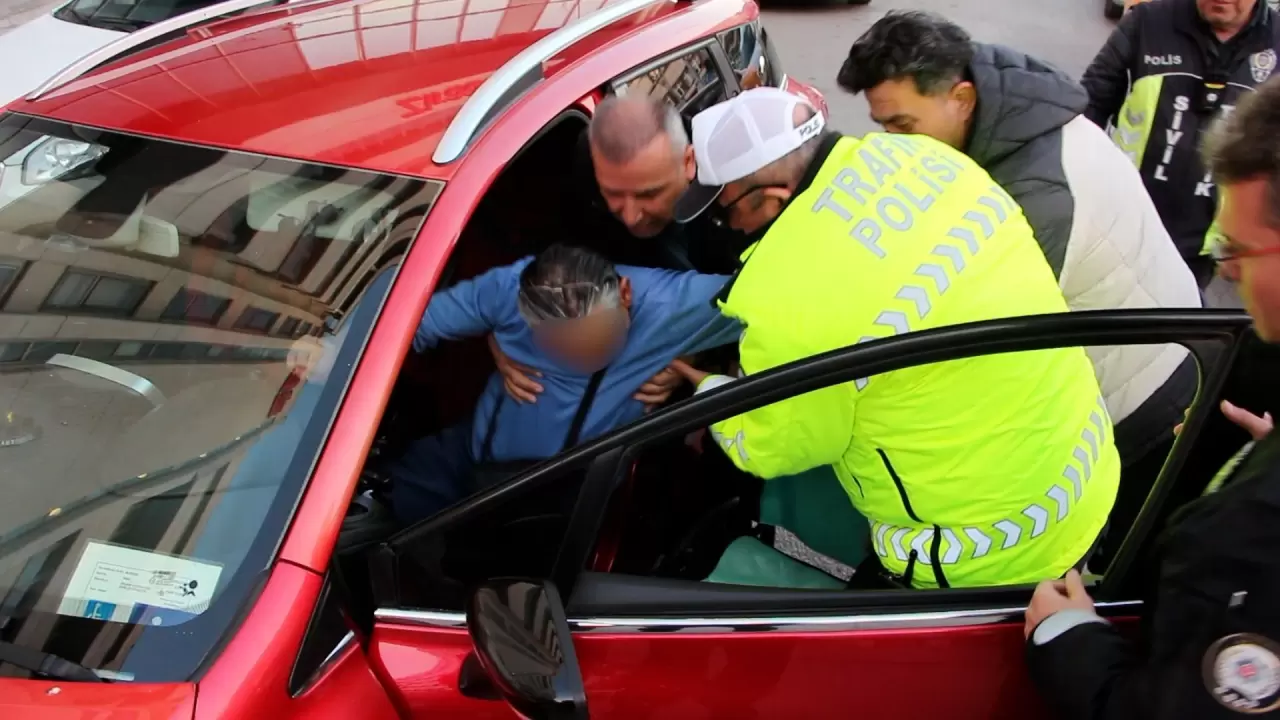 Samsun’da korsan taksi denetiminde film gibi anlar! Engelli sürücü aracı vermemek için polisi saatlerce uğraştırdı! 6