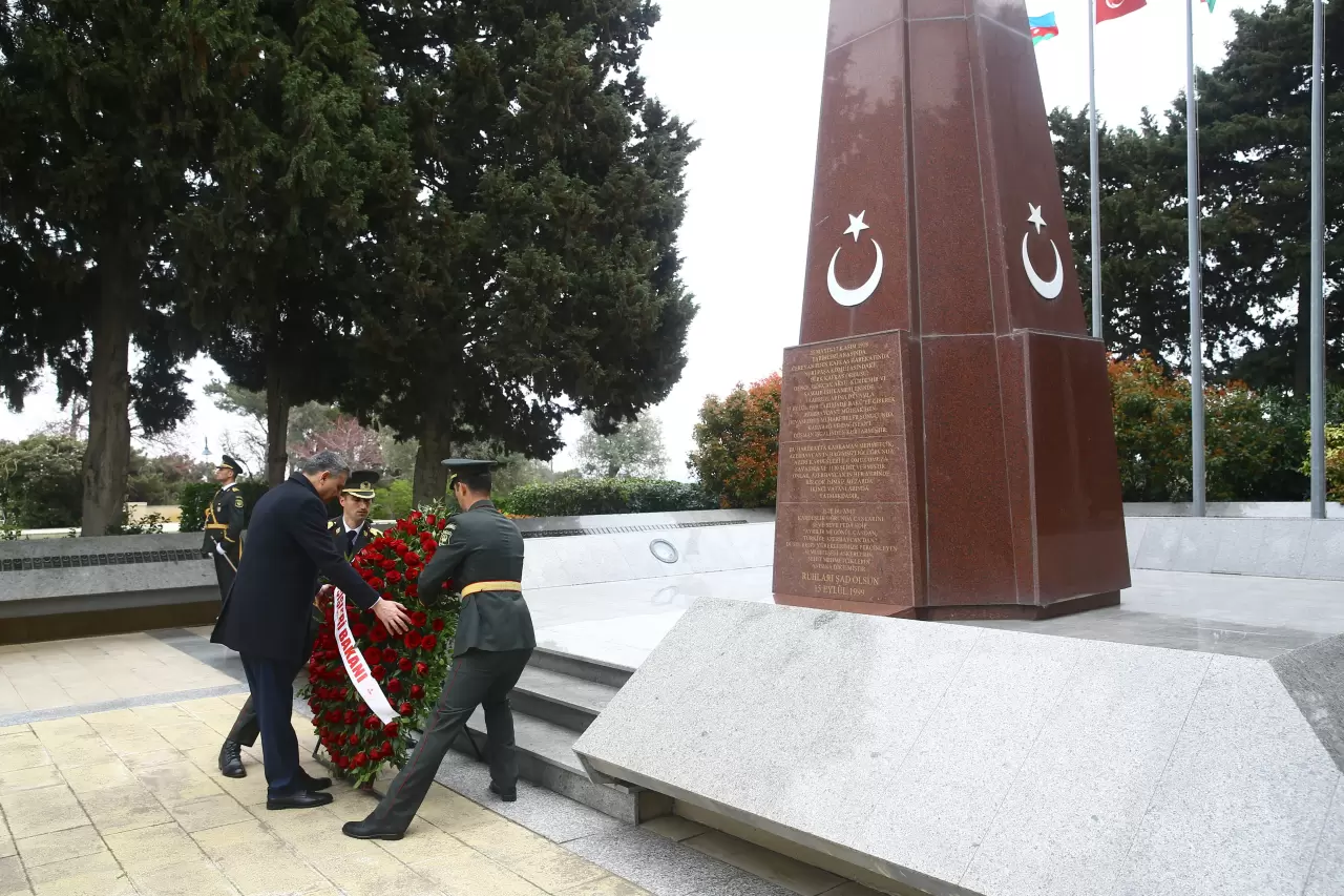 Bakan Çiftçi Bakü’de anıt mezarları ziyaret etti 3