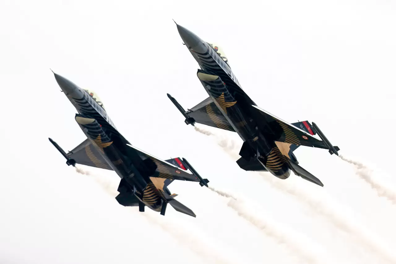 SOLOTÜRK’ten tarihi uçuş: İki uçakla 15. yıl kutlaması nefes kesti 2