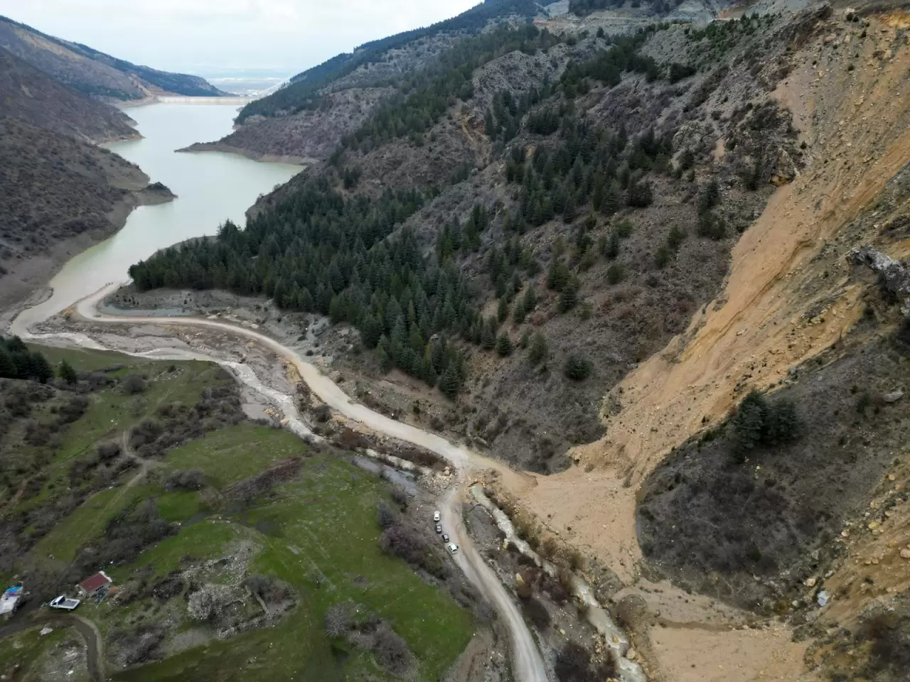 Afyonkarahisar'da korkutan görüntü: Dağlar resmen baraja aktı 1