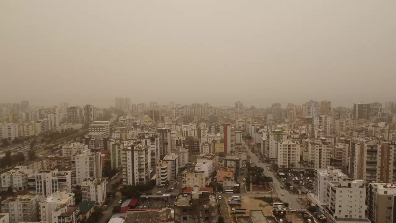 Toz fırtınası Mersin'i kızıla bürüdü: Görüş mesafesi 100 metreye düştü 6