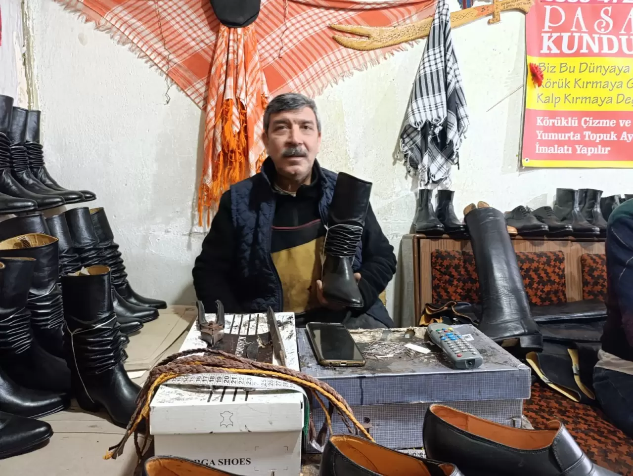 Turgutlu'da 45 yıllık Suat usta 100 yıllık kalıplarla geleneksel efe çizmeleri üretiyor! 1