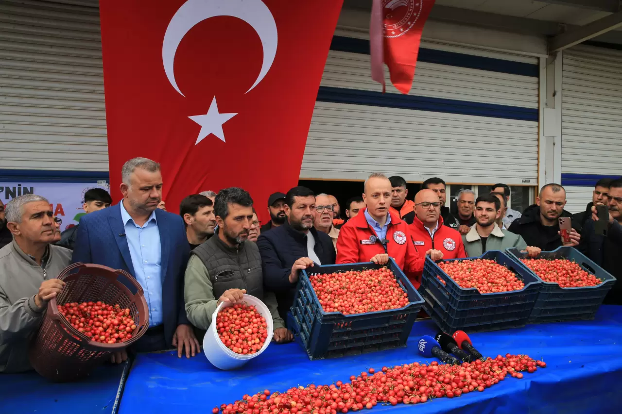 Kiraz gram altınla yarışıyor! Yılın ilk kirazı 6 bin TL'den satıldı 4