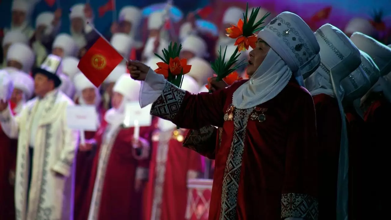 Kırgızistan’da sahneye çıkan 500 nene dünyayı hayran bıraktı! 4