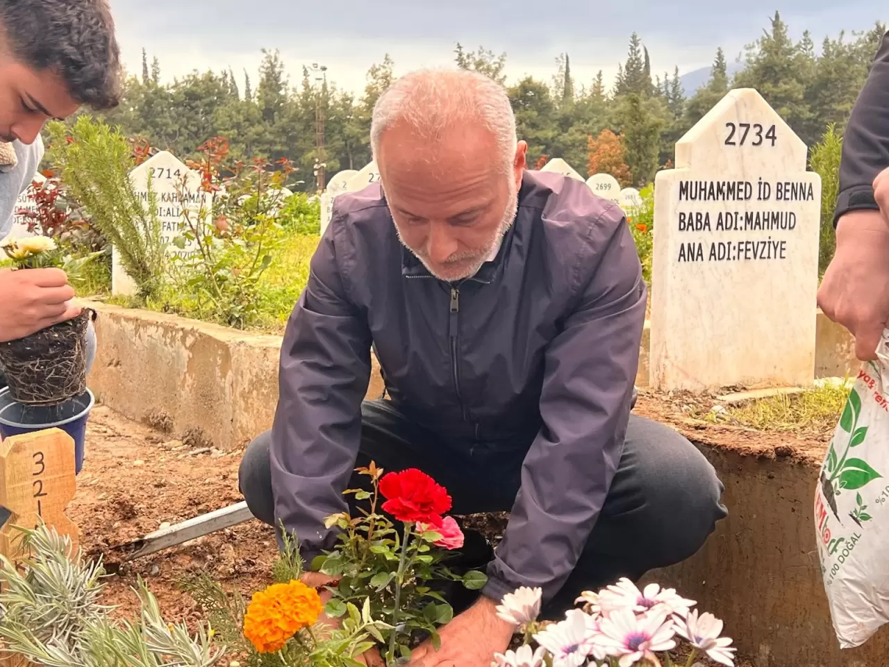 Kahramanmaraş Şeyh Adil Mezarlığı'nda hüzünlü ziyaret: Okul saldırısı kurbanı Kerem Erdem Güngör dualarla anıldı 2