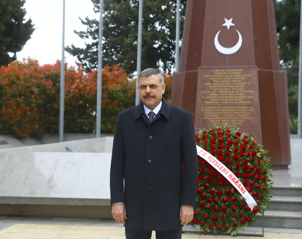 Bakan Çiftçi Bakü’de anıt mezarları ziyaret etti 7