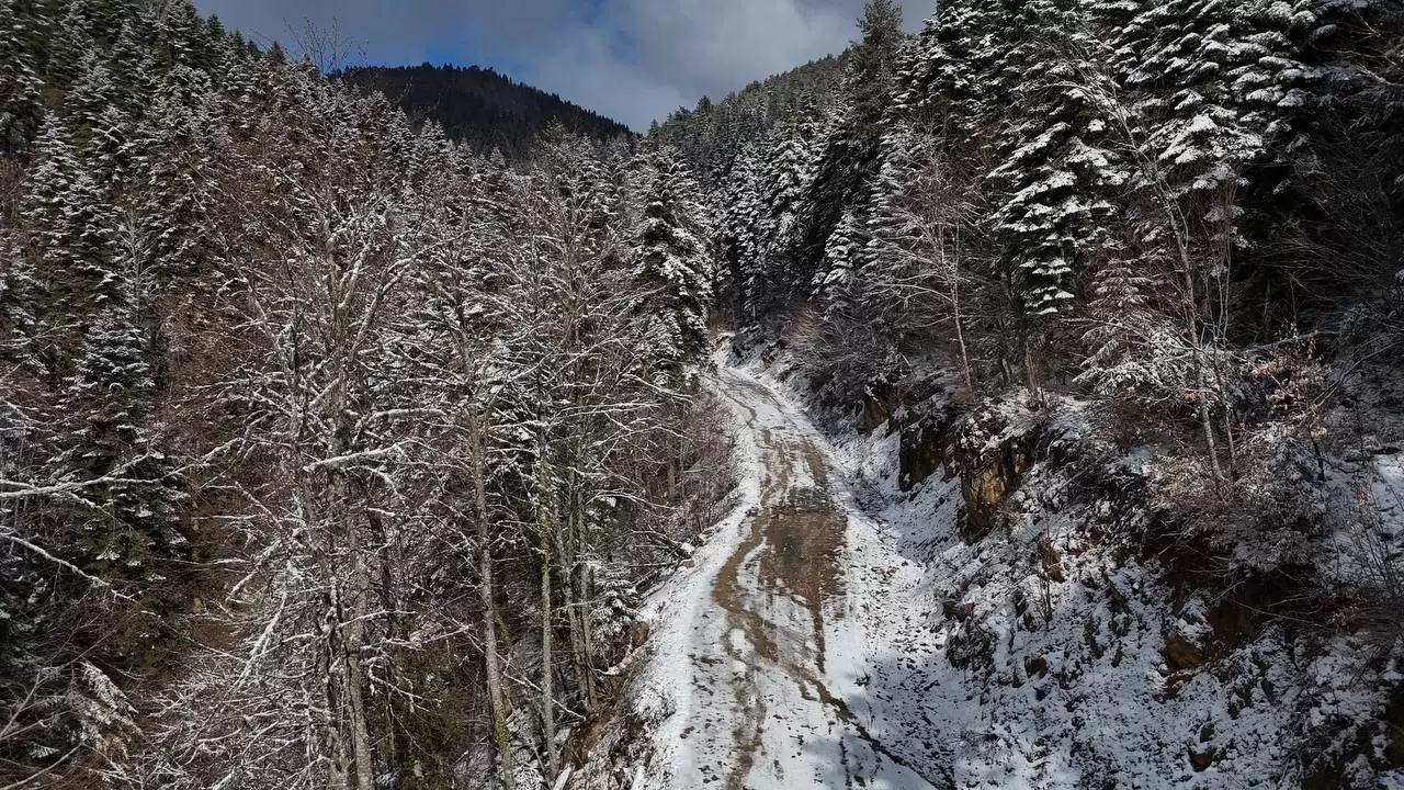 Karabük-Bartın yolunda 1 metrelik kar: O görüntüler nefes kesti 5
