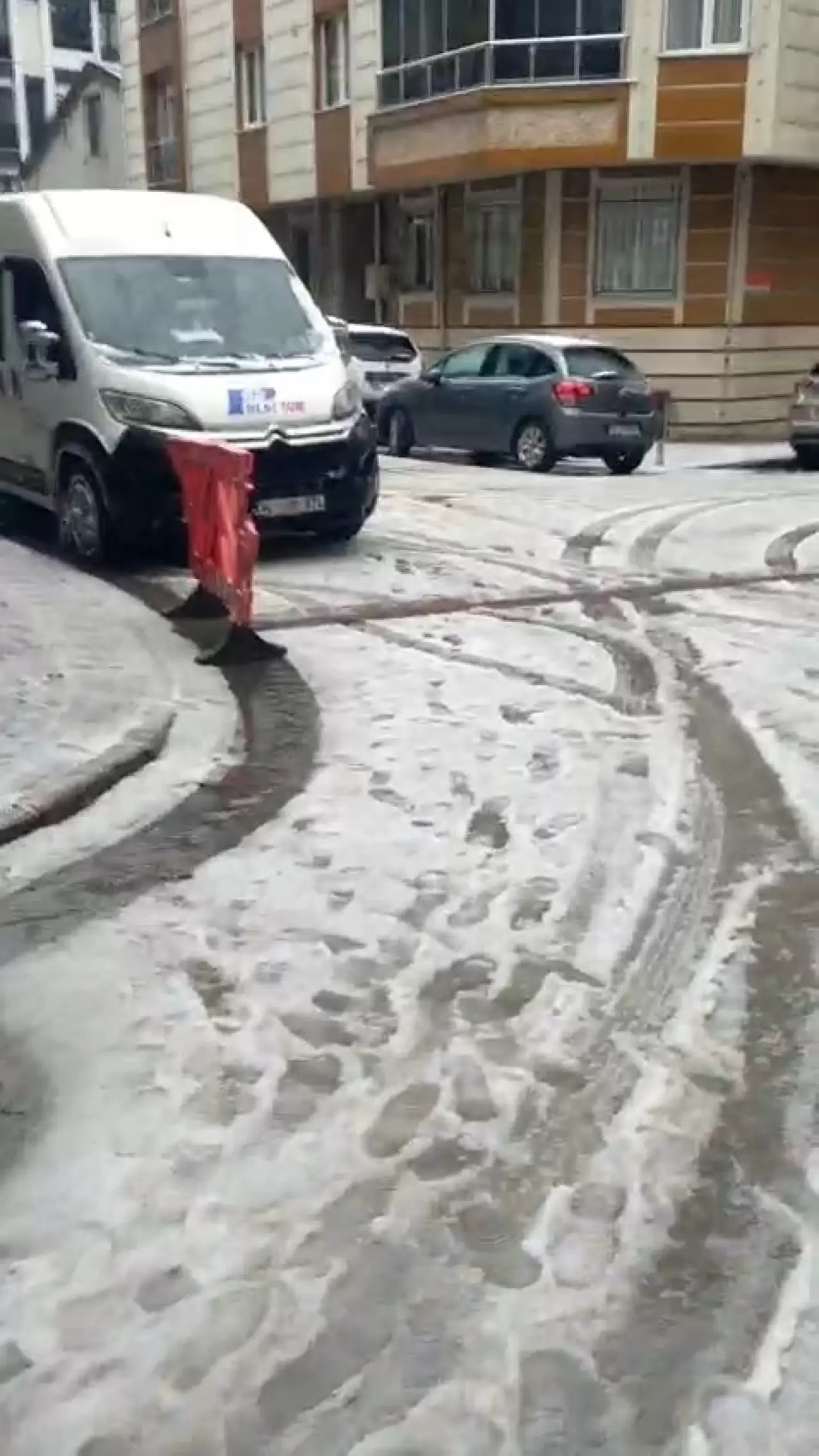 İstanbul'u şiddetli dolu vurdu! Trafik durma noktasına geldi 6