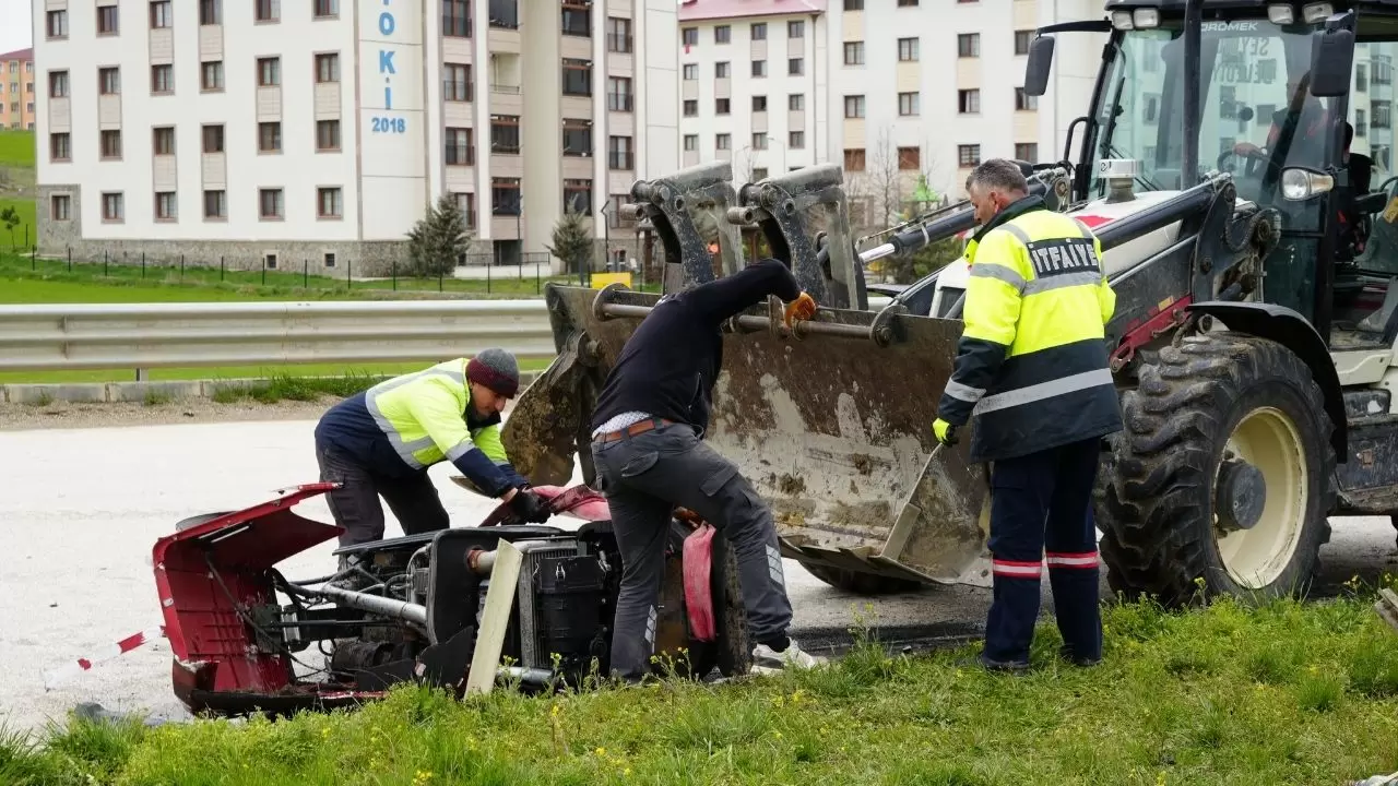 Seydiler kavşağında can pazarı! Çarpışmanın şiddetiyle traktör ikiye bölündü: Çok sayıda yaralı var 8