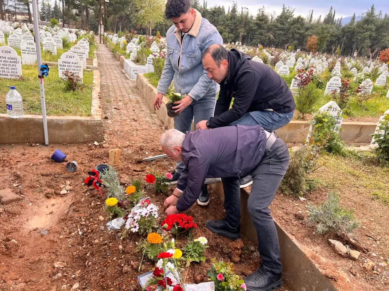 Kahramanmaraş Şeyh Adil Mezarlığı'nda hüzünlü ziyaret: Okul saldırısı kurbanı Kerem Erdem Güngör dualarla anıldı 1
