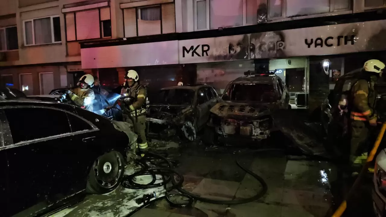 Beşiktaş’ta bir oto galeride çıkan yangın 15 araca sıçradı 7