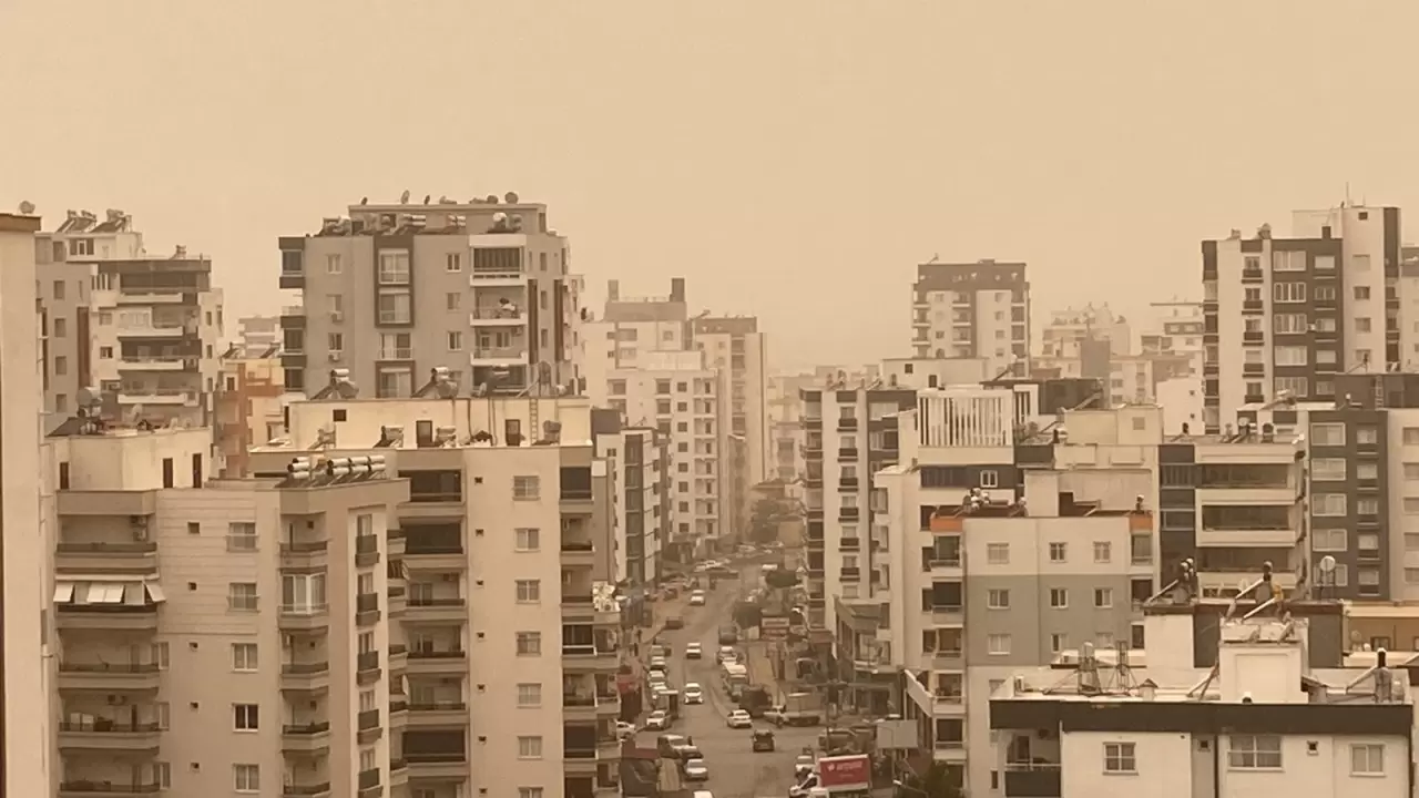 Toz fırtınası Mersin'i kızıla bürüdü: Görüş mesafesi 100 metreye düştü 1