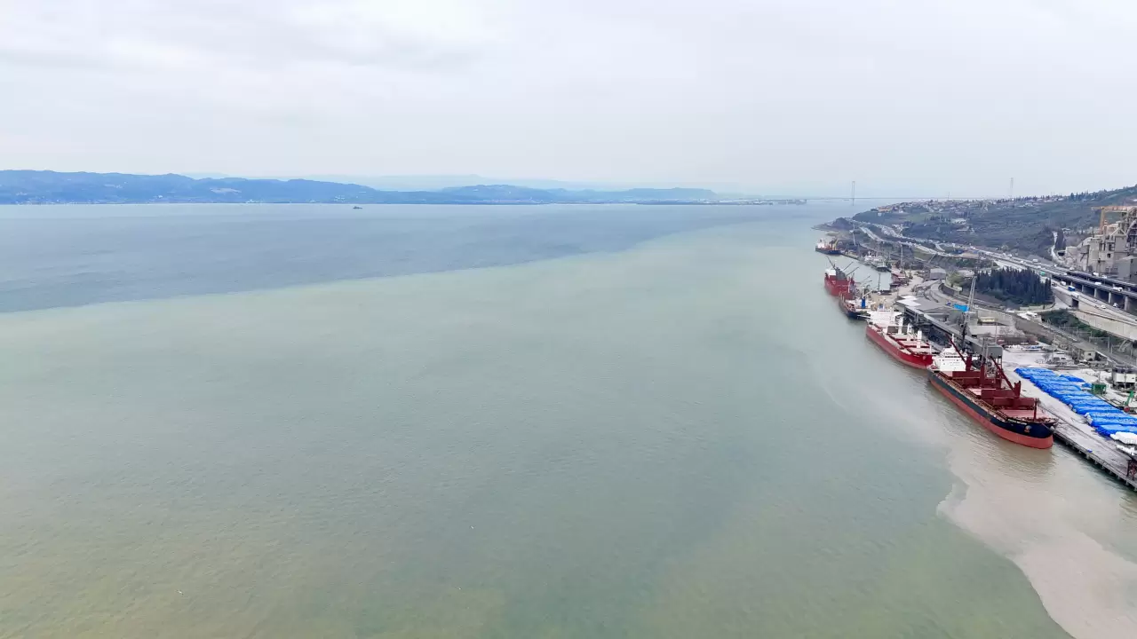 Sağanak sonrası deniz kahverengiye döndü! O anlar havadan görüntülendi! 3