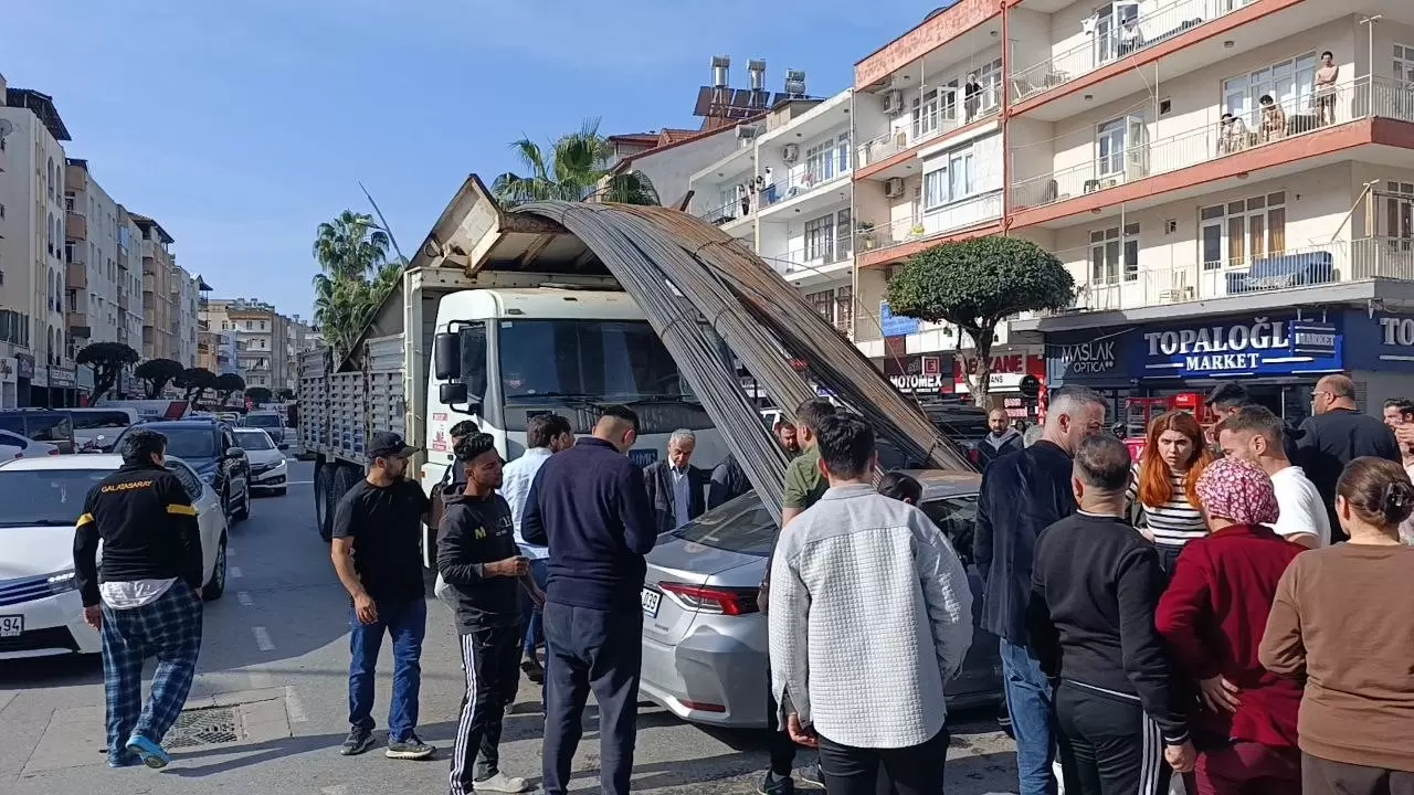 Manavgat’ta inanılmaz kaza: İnşaat demirleri otomobilin camından içeri girdi! 2