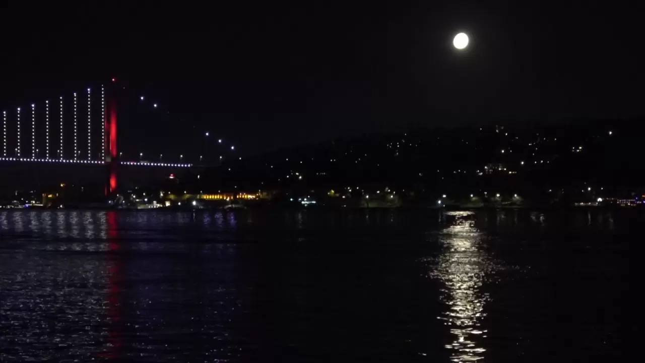 İstanbul'da büyüleyen gece! Dolunay ve yakamoz Boğaz’ı aydınlattı 1