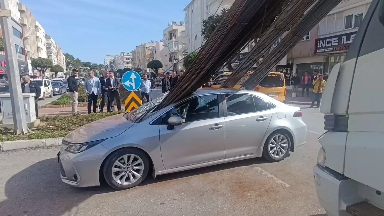 Manavgat’ta inanılmaz kaza: İnşaat demirleri otomobilin camından içeri girdi! 10