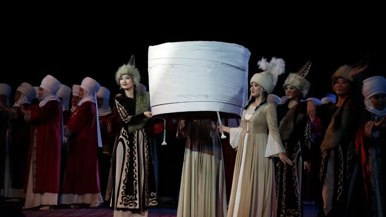 Kırgızistan’da sahneye çıkan 500 nene dünyayı hayran bıraktı! 2