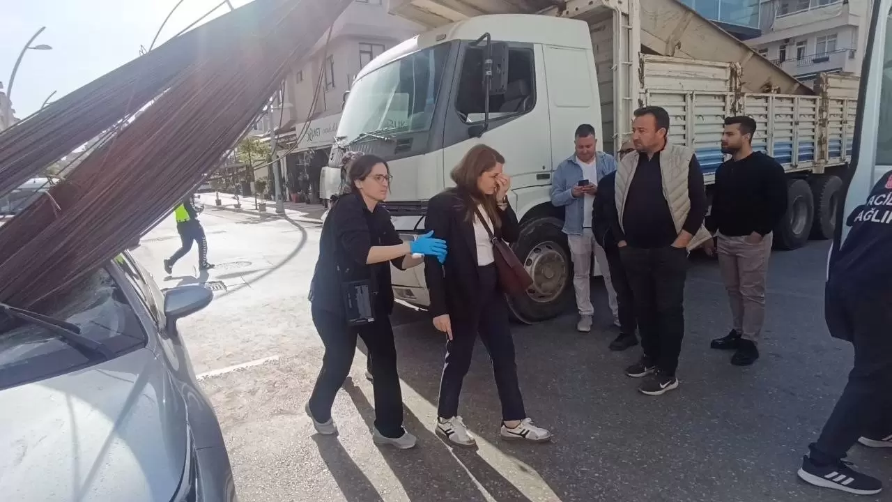 Manavgat’ta inanılmaz kaza: İnşaat demirleri otomobilin camından içeri girdi! 6