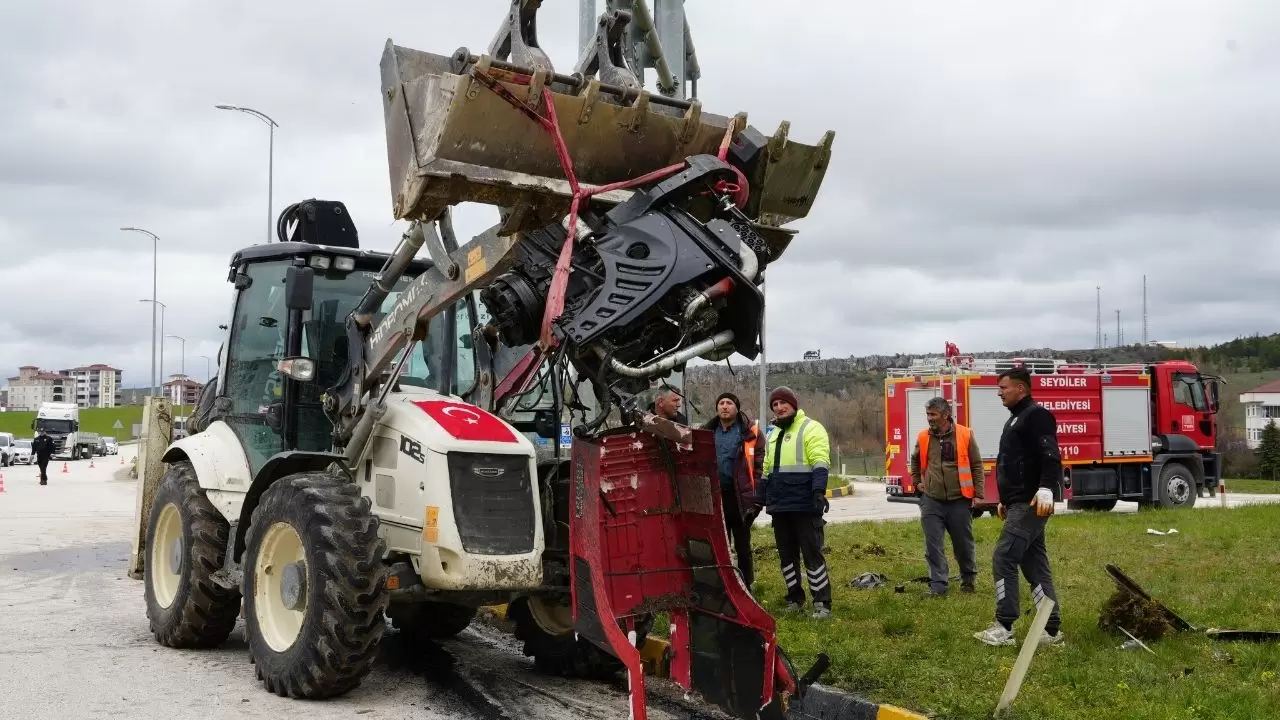 Seydiler kavşağında can pazarı! Çarpışmanın şiddetiyle traktör ikiye bölündü: Çok sayıda yaralı var 5