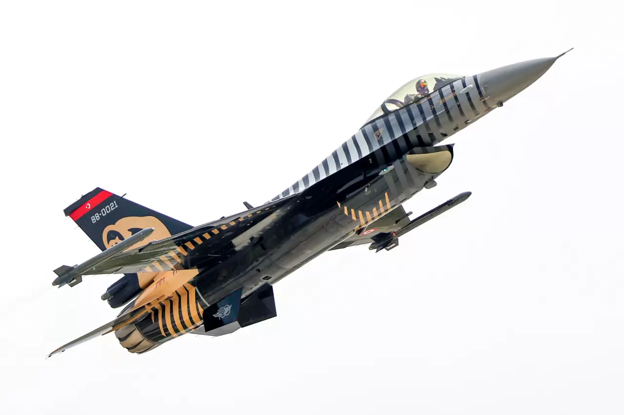 SOLOTÜRK’ten tarihi uçuş: İki uçakla 15. yıl kutlaması nefes kesti 5