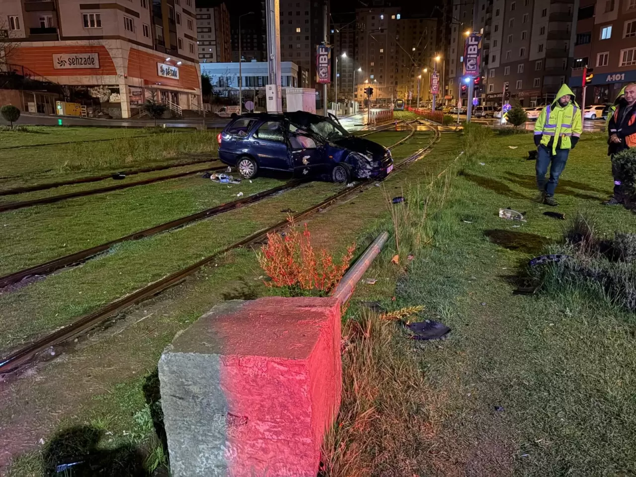 Talas’ta otomobil tramvay hattına uçtu 3