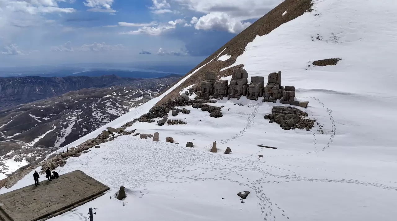 UNESCO mirası Nemrut'ta kış güzelliği: Manzarayı görenler hayran kaldı 6