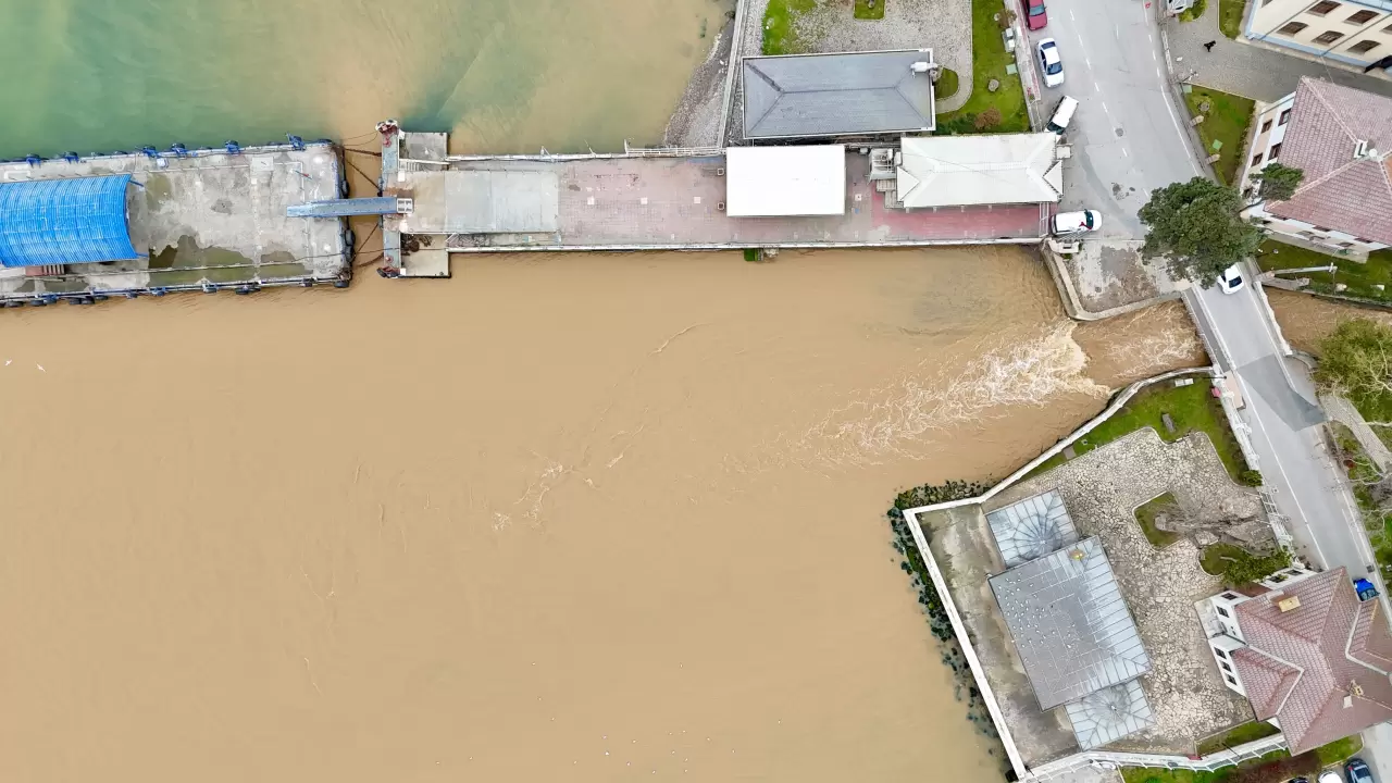 Sağanak sonrası deniz kahverengiye döndü! O anlar havadan görüntülendi! 5