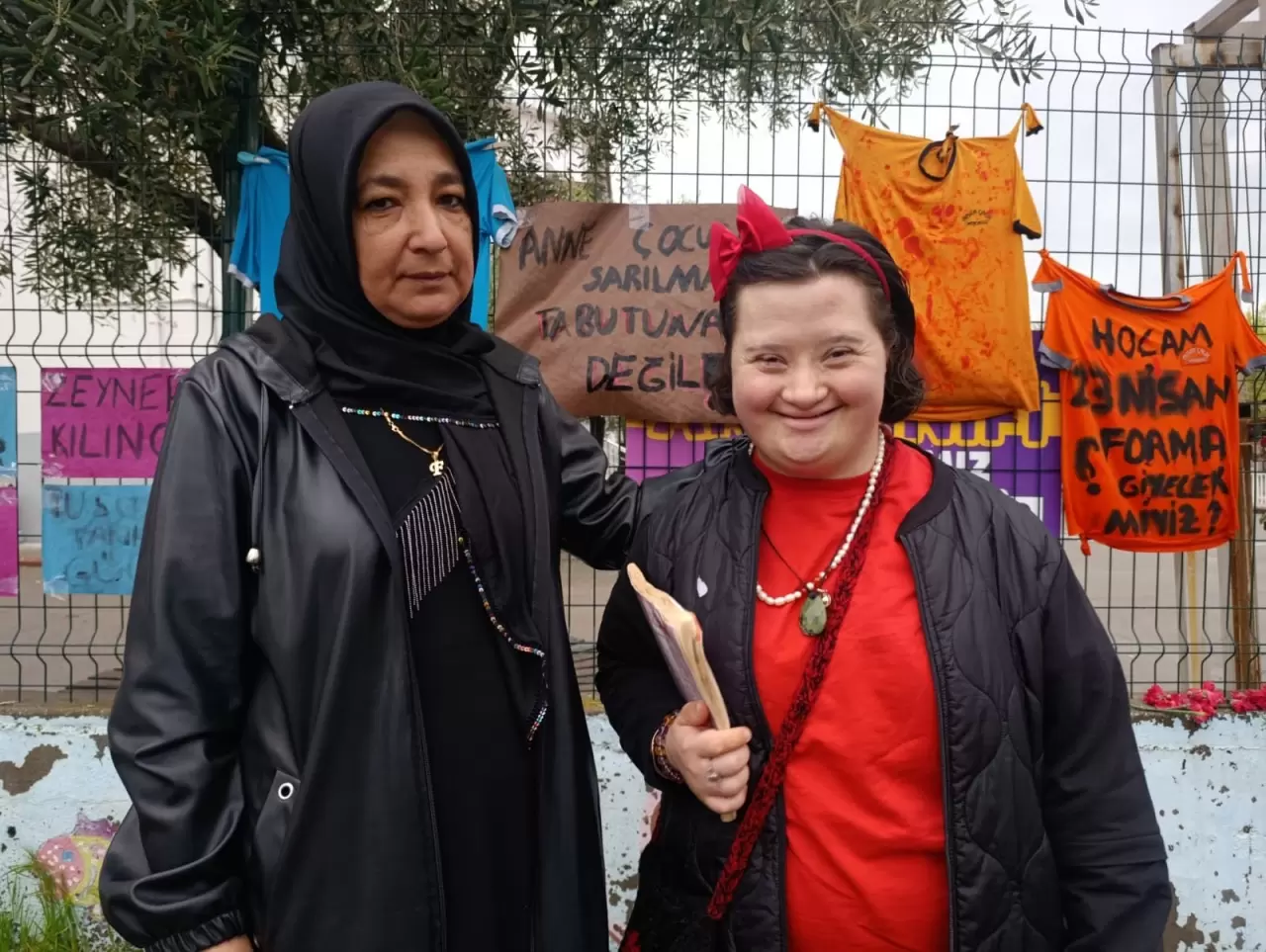 Yakınları katliamın yaşandığı okul kapısında gözyaşlarıyla dua etti 4