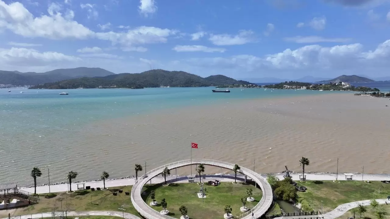 Yağış sonrası deniz kahverengi ve turkuaza büründü 2