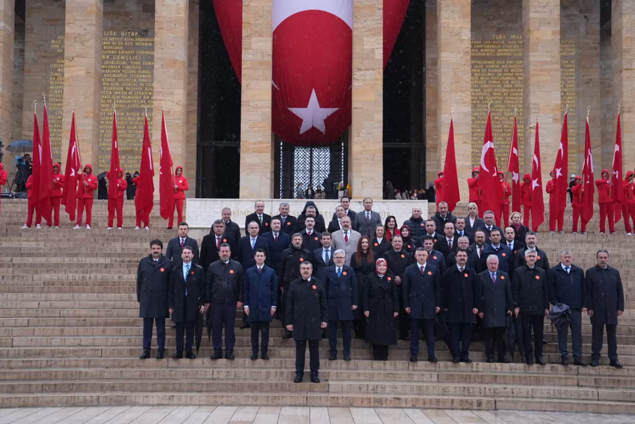 Bakan Tekin ve öğrenciler Ata’nın huzurunda: 'Köklerinden güç alan nesiller yetiştireceğiz' 6