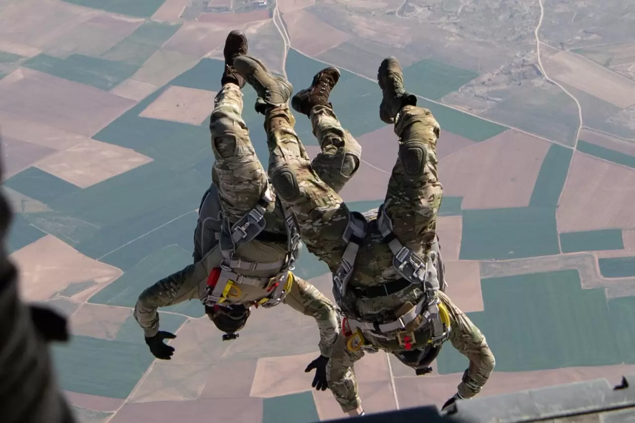 Konya'da gururlandıran anlar! MSB paraşüt atlayışından kareleri paylaştı 3