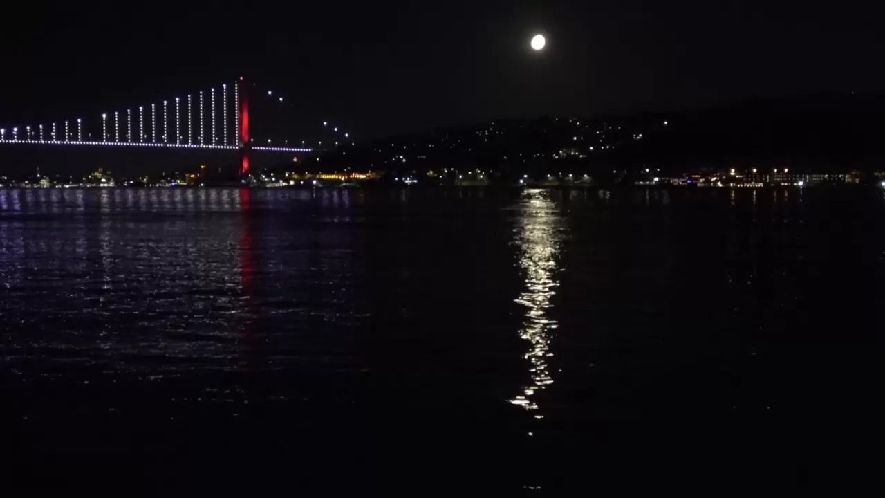 İstanbul'da büyüleyen gece! Dolunay ve yakamoz Boğaz’ı aydınlattı 2